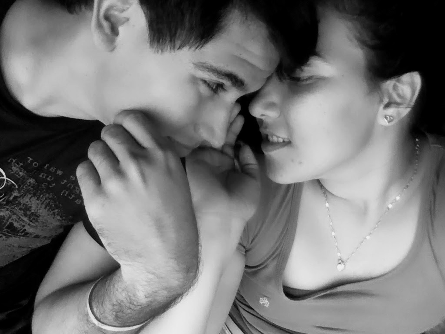 Leslie y Pedro compartiendo una mirada en blanco y negro
